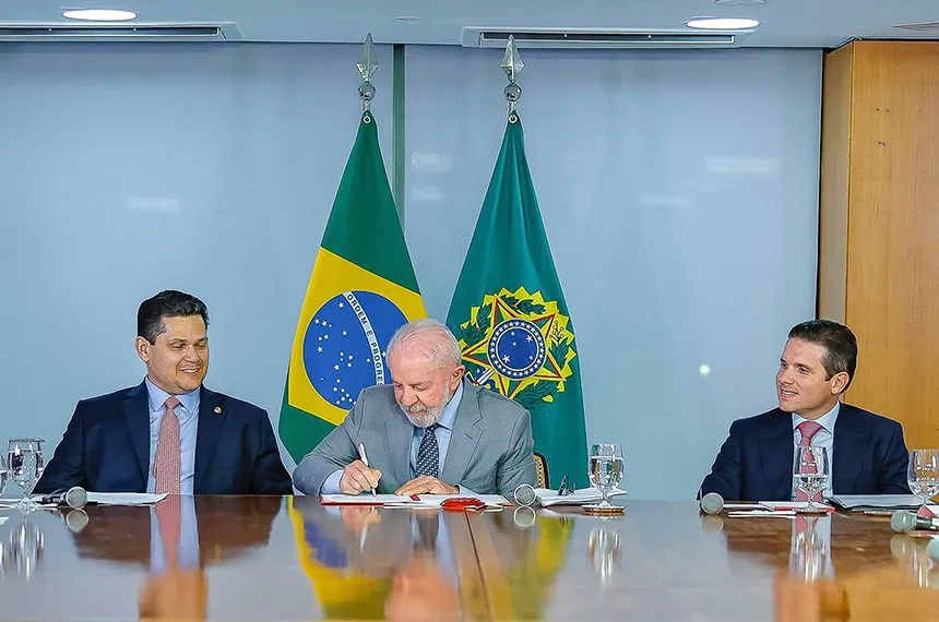 Presidente do Senado recebe PEC da Segurança e defende diálogo para votação de propostas na área