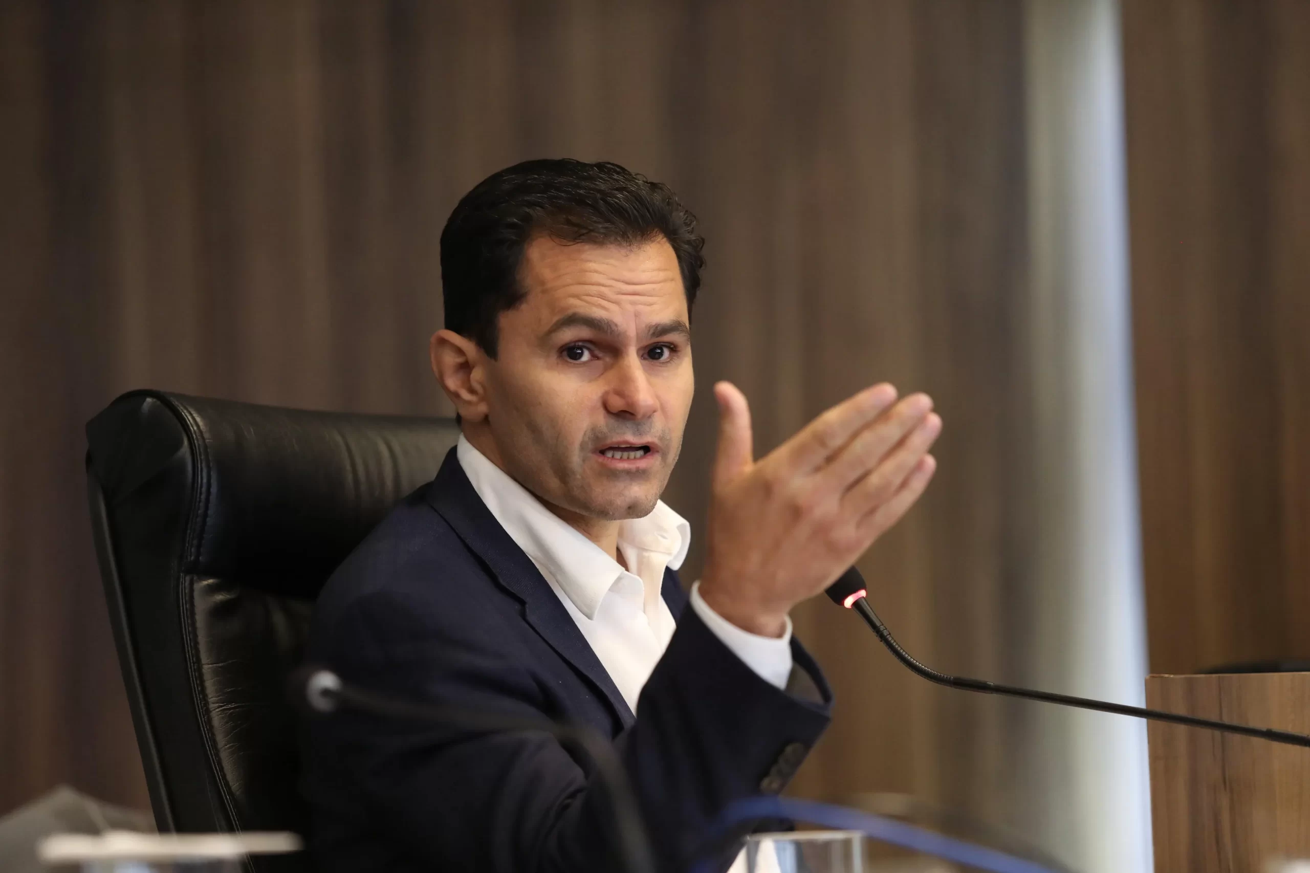 Marcio Pacheco confronta obrigatoriedade da vacina em crianças com dados da própria SESA