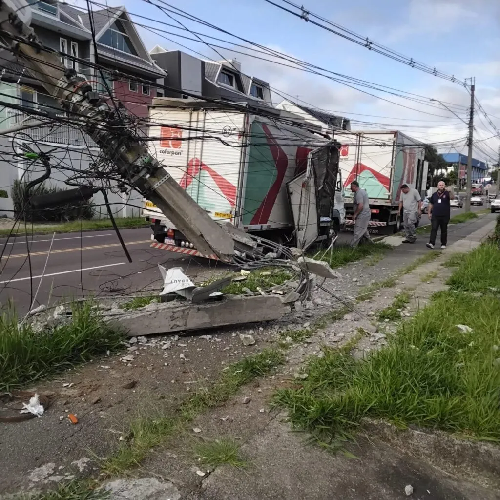 Copel soma R$ 5,4 milhões com postes quebrados no Paraná