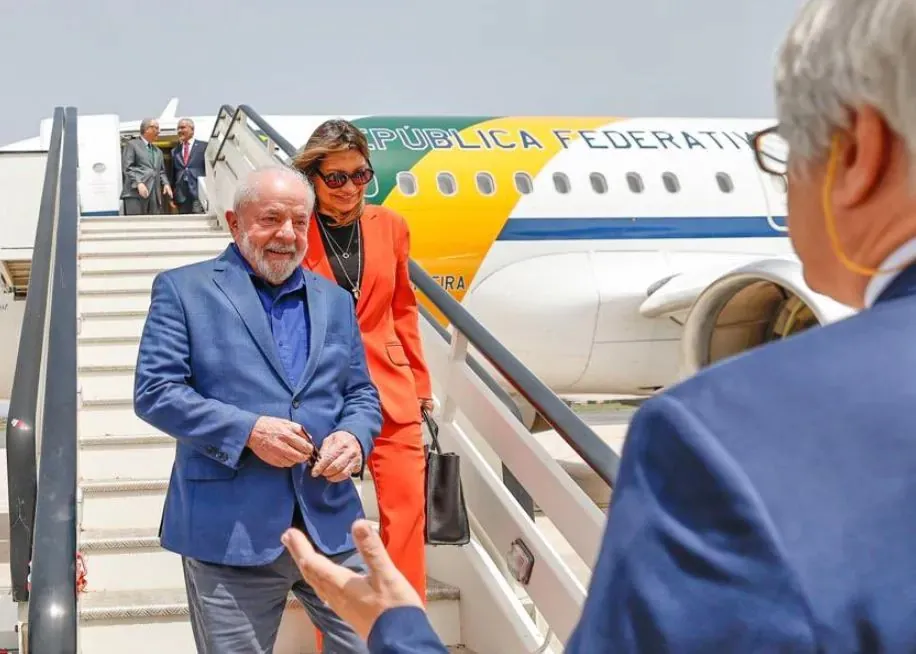 Lula e comitiva desembarcam em Roma para funeral do papa Francisco