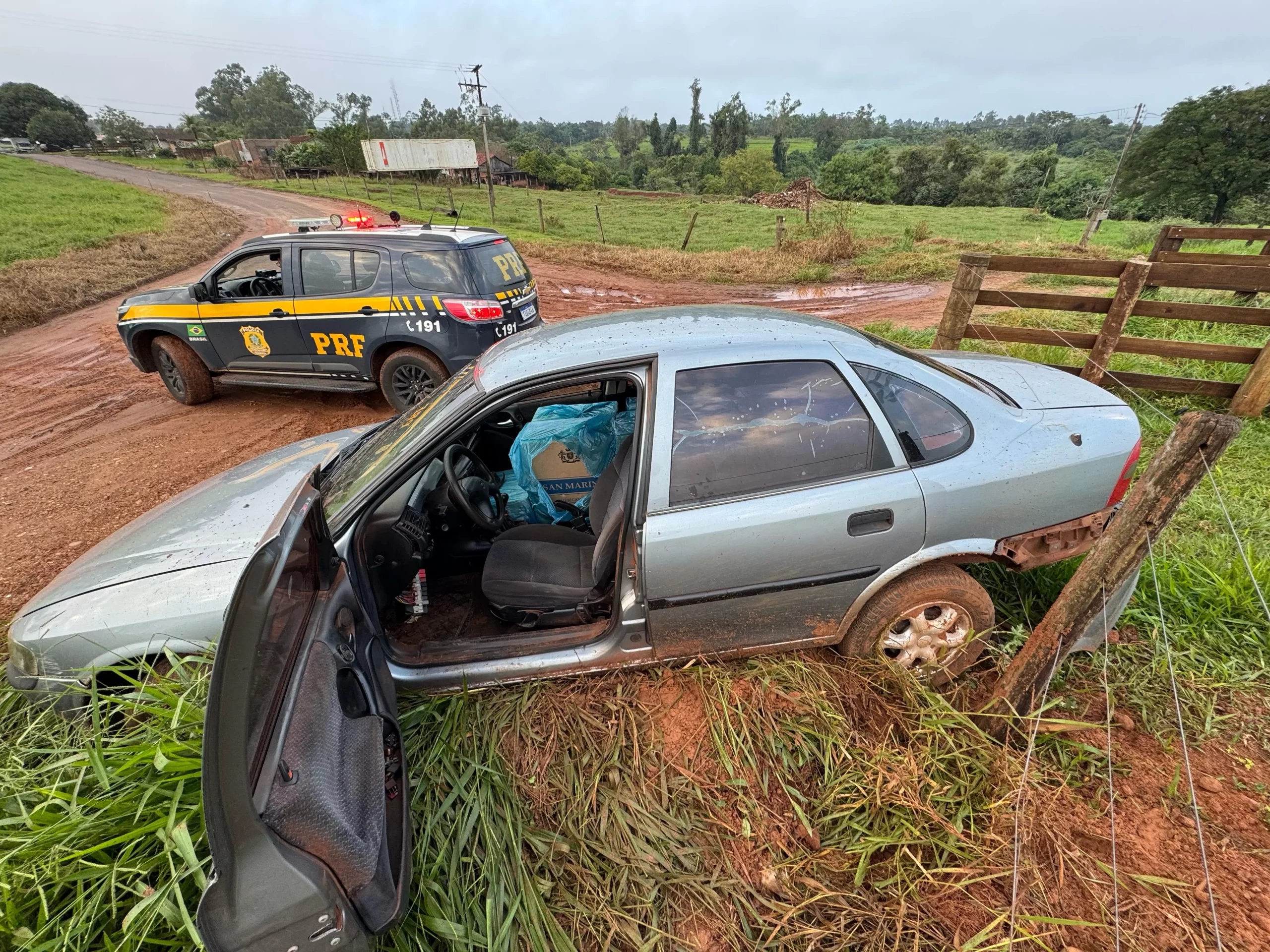 PRF apreende carga de cigarro em carro após fuga em Iporã