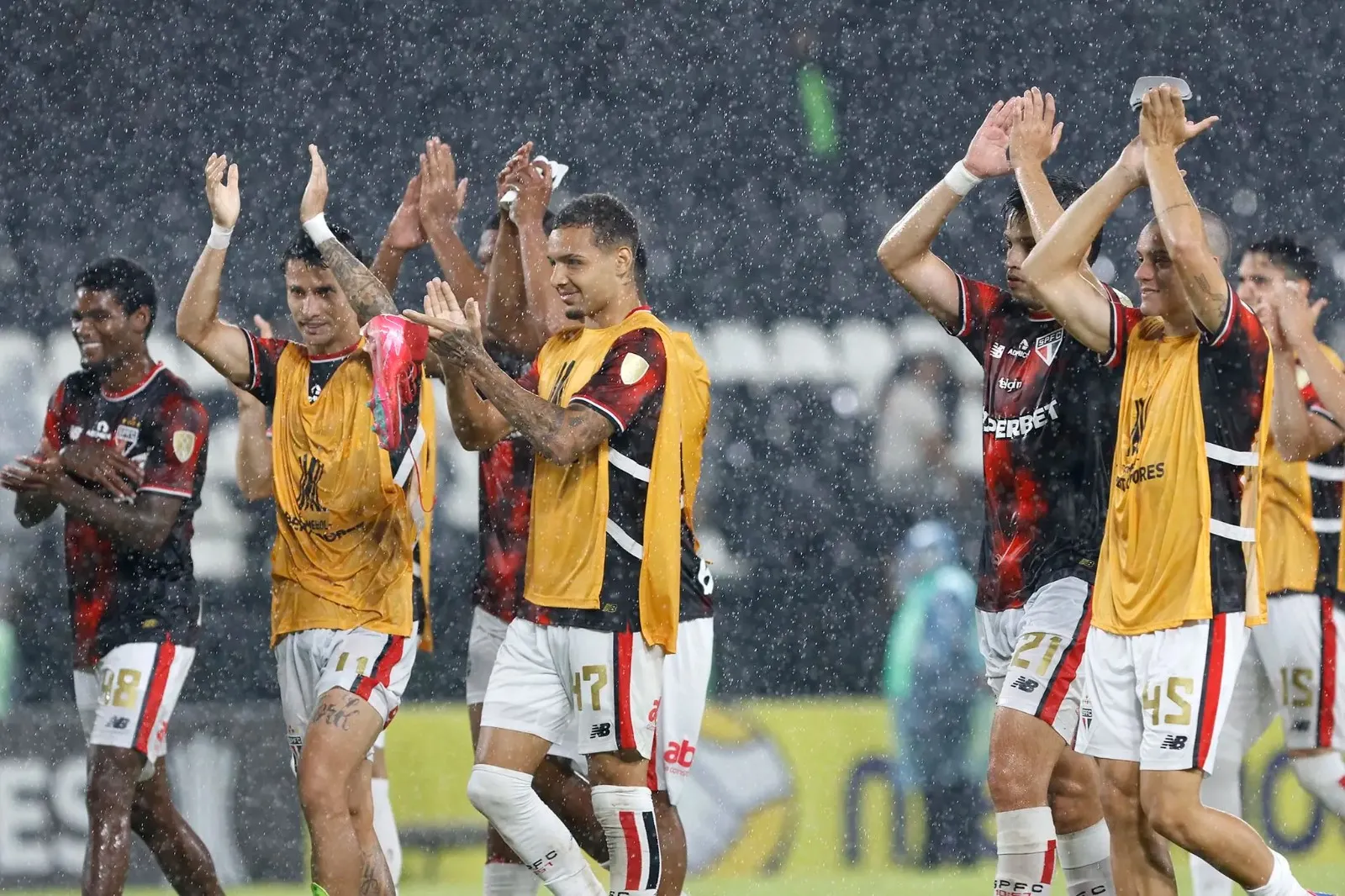 Após vitória na ‘Liberta’, São Paulo faz duelo direto com o Vozão