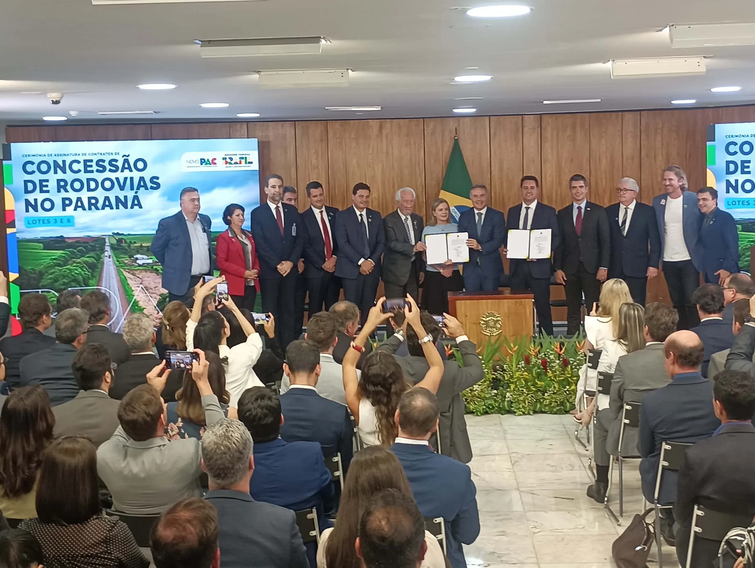 Com R$ 36 bilhões em obras, contratos dos lotes 3 e 6 das rodovias paranaenses são assinados