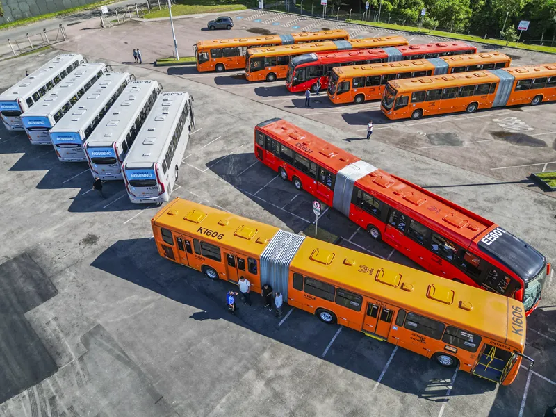 Prefeito entrega 45 novos ônibus para atender 13 linhas do transporte de Curitiba