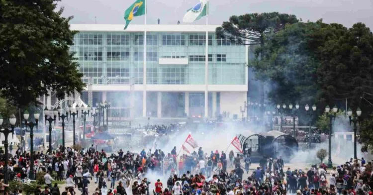 Educadores tomam as ruas em Curitiba para denunciar o Massacre do Centro Cívico, ocorrido há dez anos