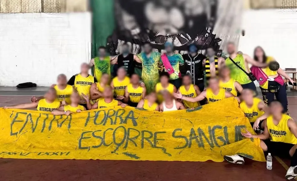 Faculdade paulista expulsa 12 alunos por faixa em alusão a estupro