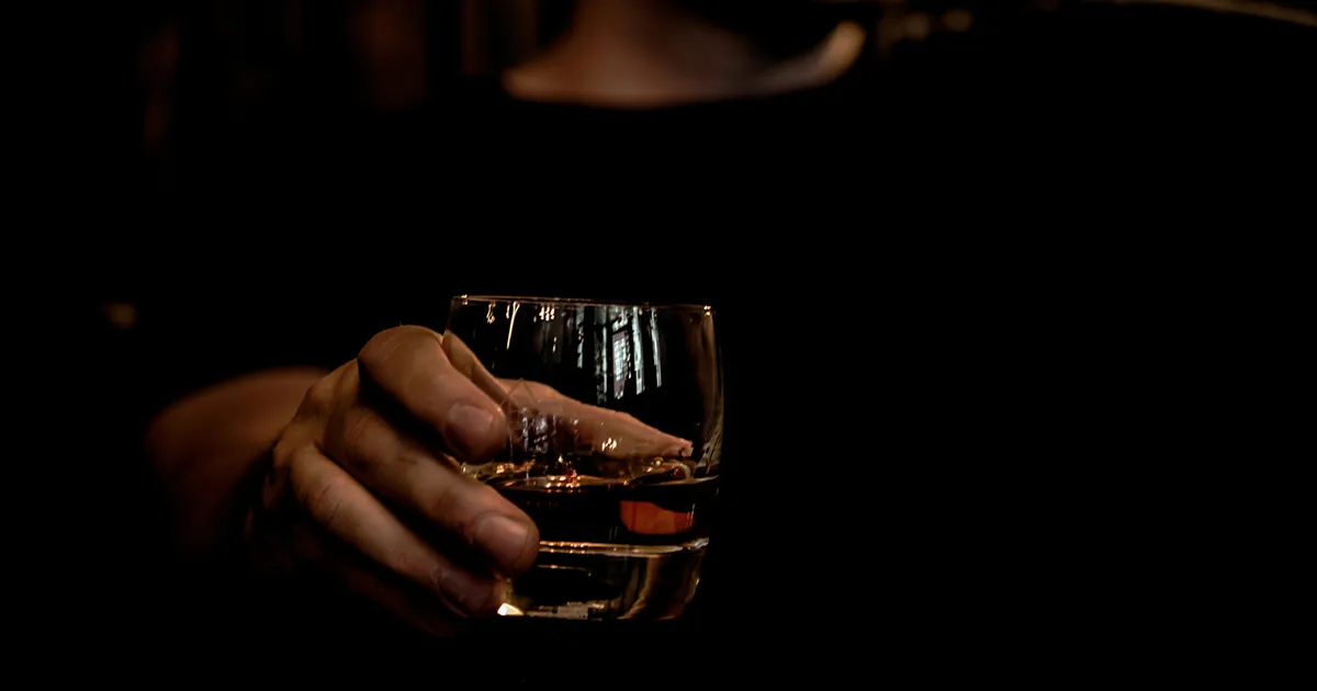 Consumo de álcool está associado a lesões cerebrais ligadas à demência, mostram autópsias