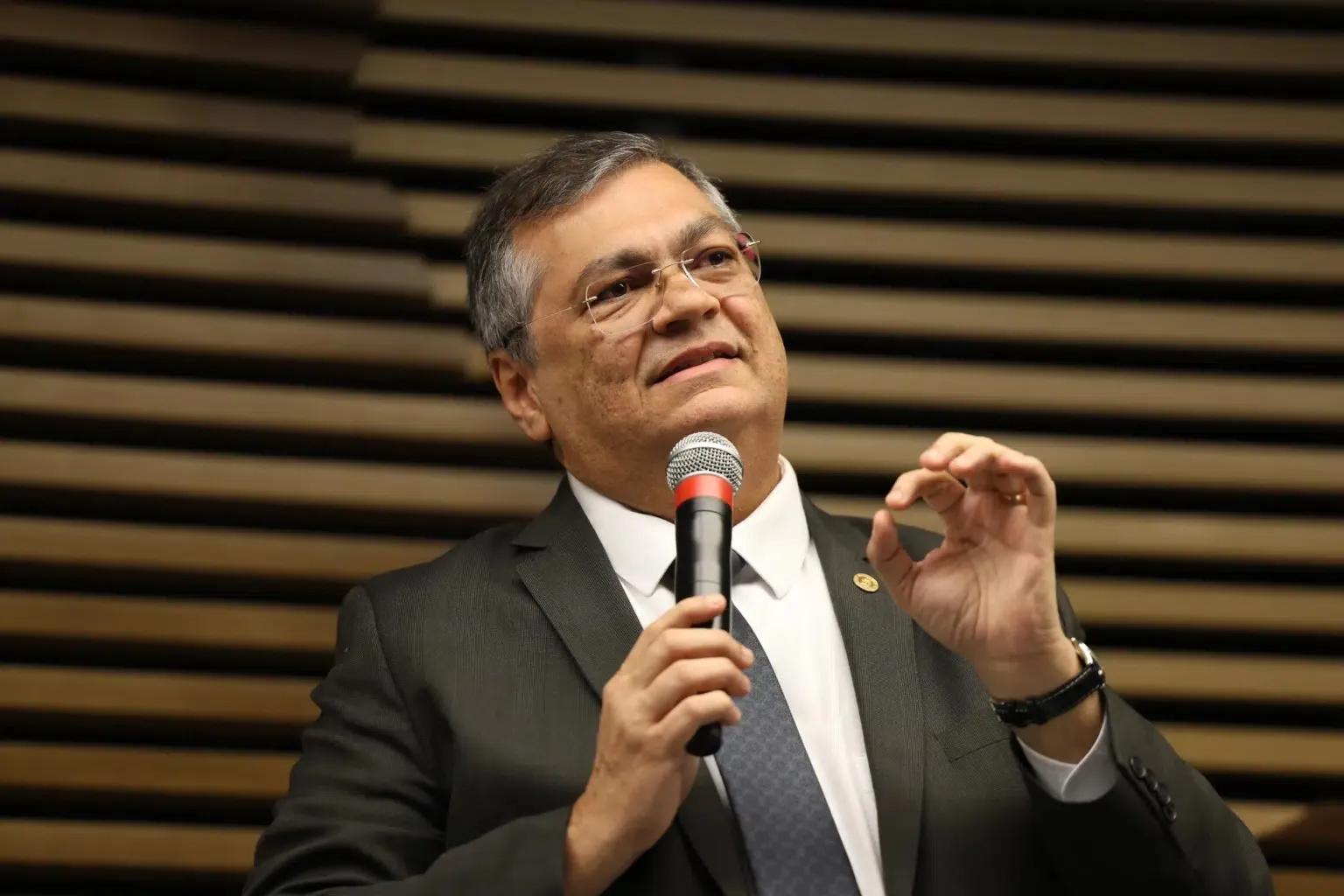 Dino dá cinco dias úteis para Sóstenes esclarecer fala sobre emendas