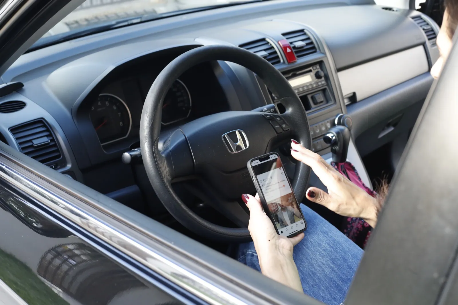 Apesar de proibido, celular ao volante ainda tem sido utilizado no trânsito por cascavelenses