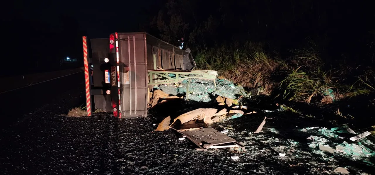 Acidente fatal com caminhão carregado de espelhos interdita parcialmente a BR-376