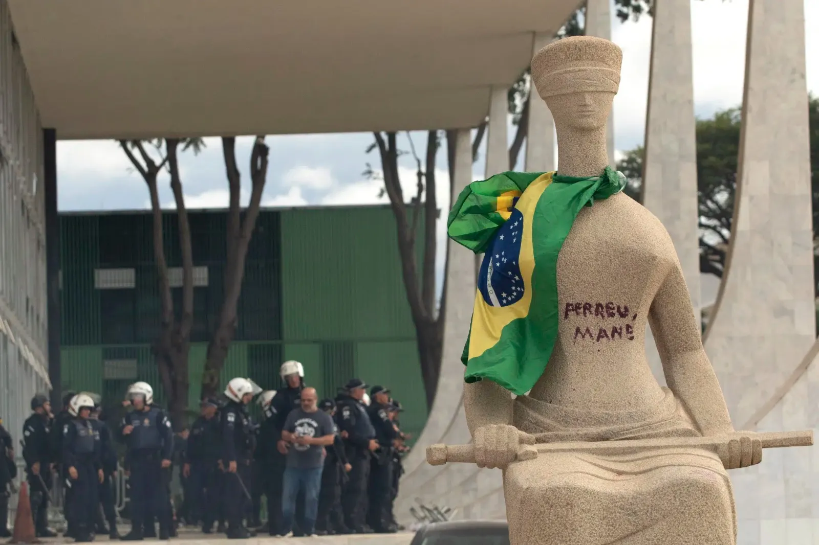 STF condena golpista que pichou estátua com batom a 14 anos de prisão