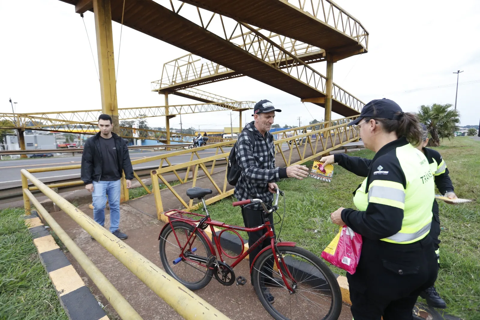Campanha Maio Amarelo promove ação de conscientização sobre uso seguro das passarelas pelos pedestres e ciclistas