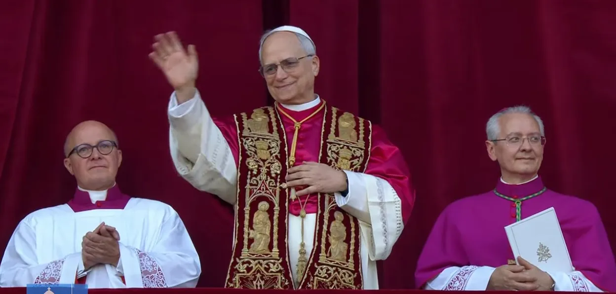 Papa Leão XIV pede paz e lembra Francisco: “ajudem a construir pontes”