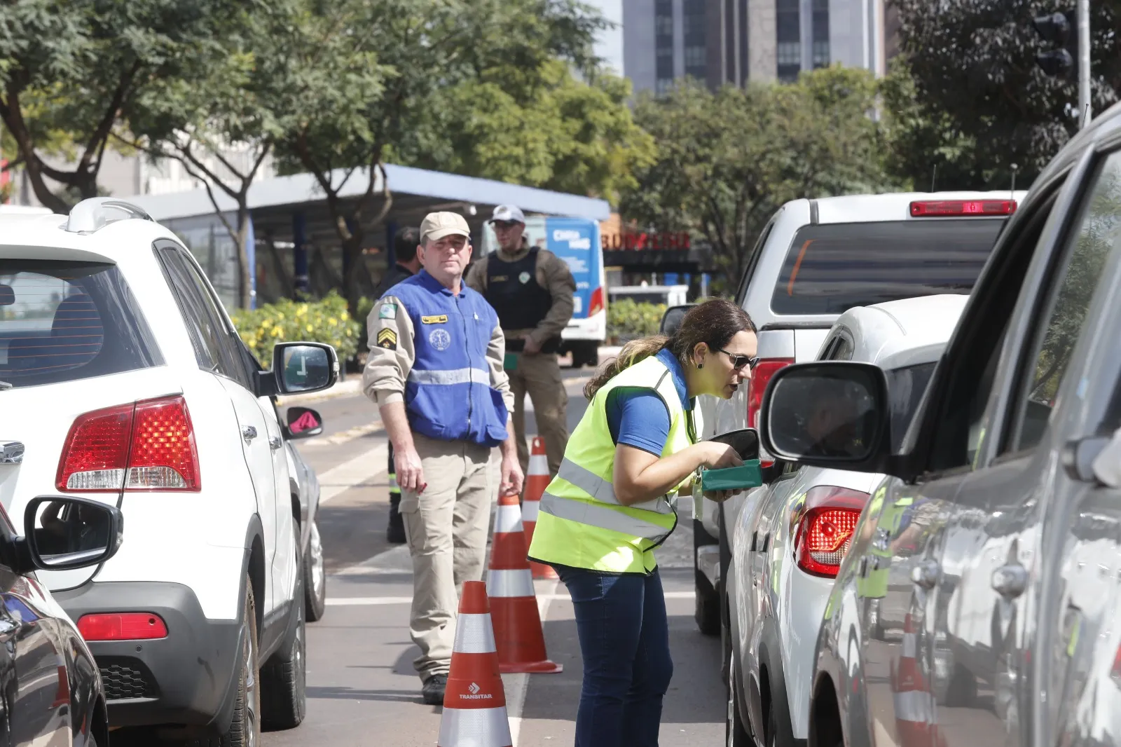 Mães recebem homenagem e orientações no trânsito durante ação do Maio Amarelo