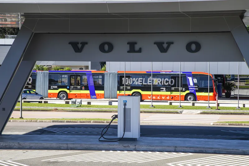 Prefeitura de Curitiba inicia teste com primeiro biarticulado elétrico do mundo