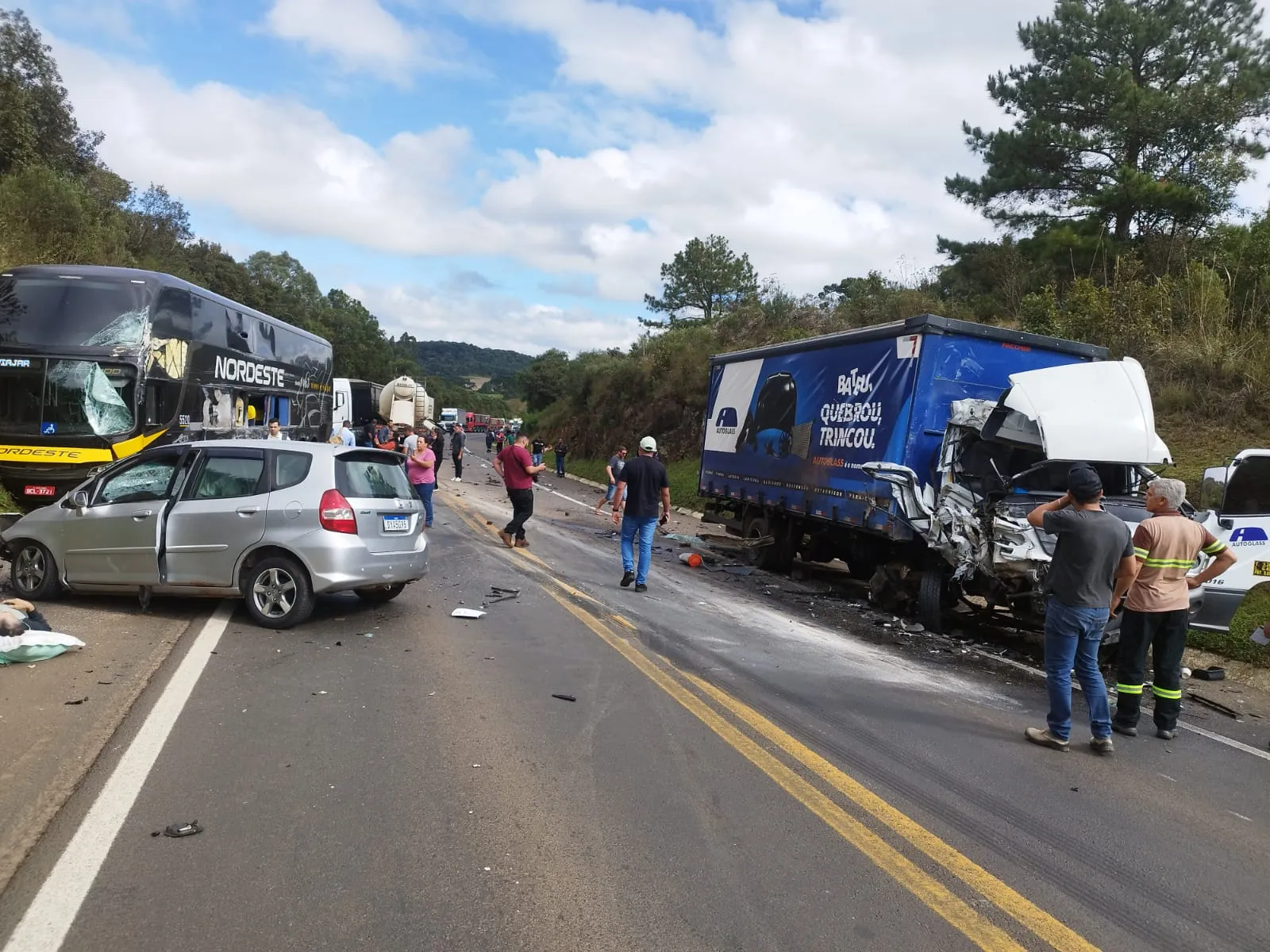 Grave acidente envolvendo cinco veículos interdita BR-277 em Guarapuava