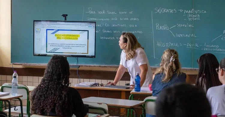 Educação: governo abre PSS enquanto mais de 10 mil concursados aguardam convocação