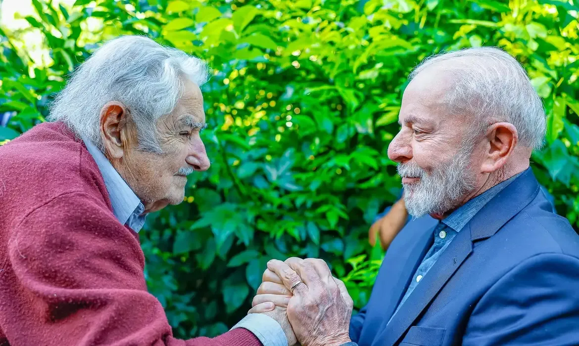 Lula: Mujica mostrou “que luta política e doçura podem andar juntas”