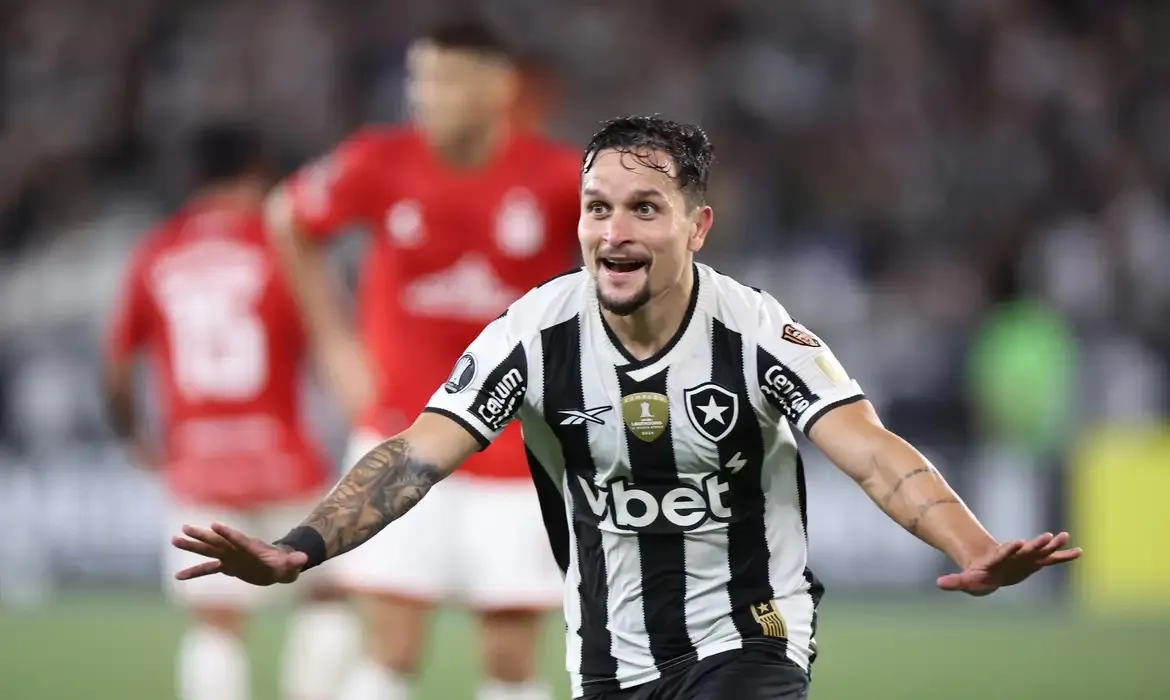 Artur marca golaço e Botafogo vence Estudiantes na Libertadores