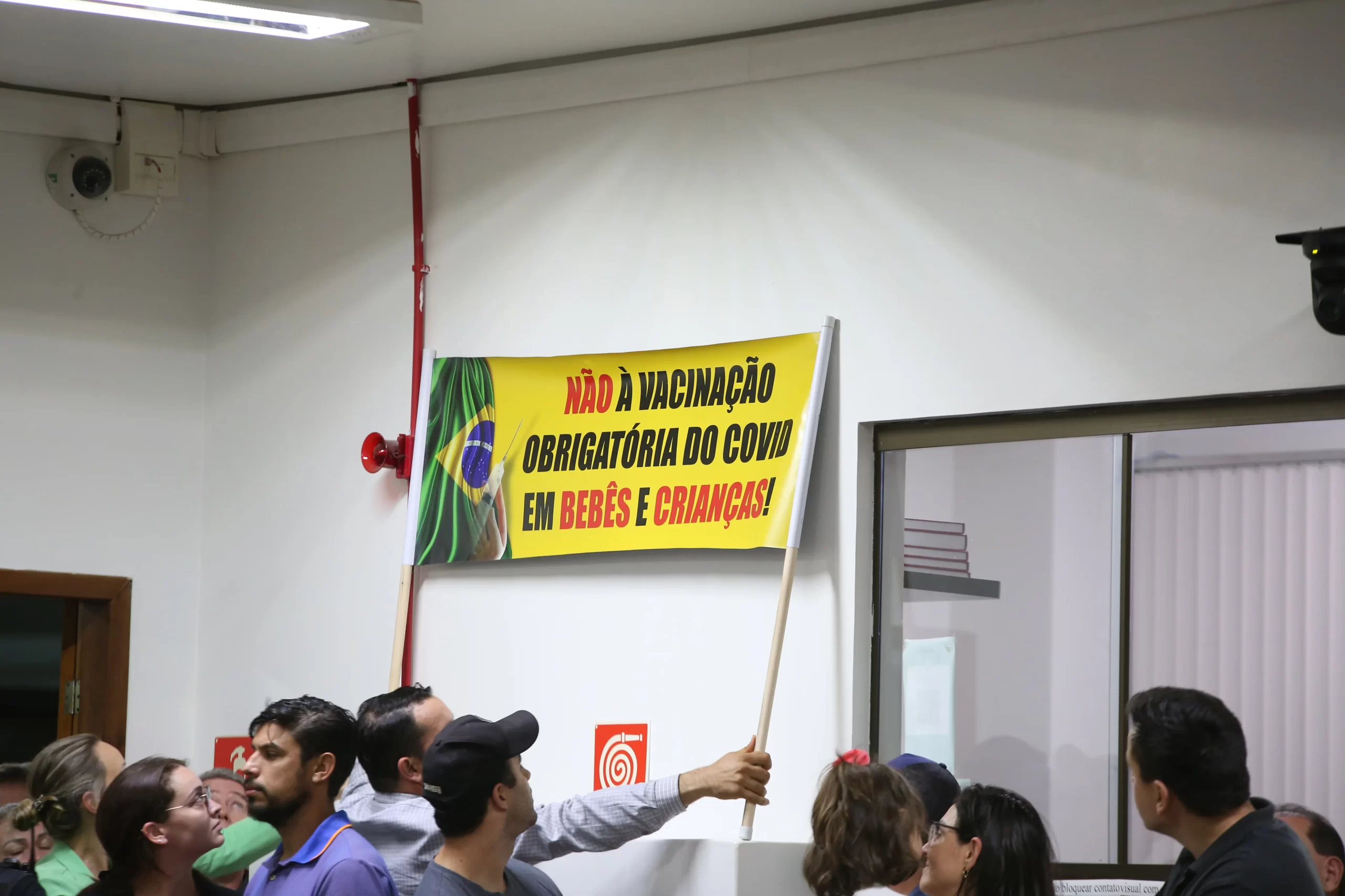 Audiência questiona legalidade da vacina de covid em crianças até 5 anos ser obrigatória