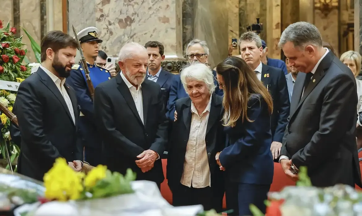 Milhares de uruguaios se despedem de Pepe Mujica em funeral