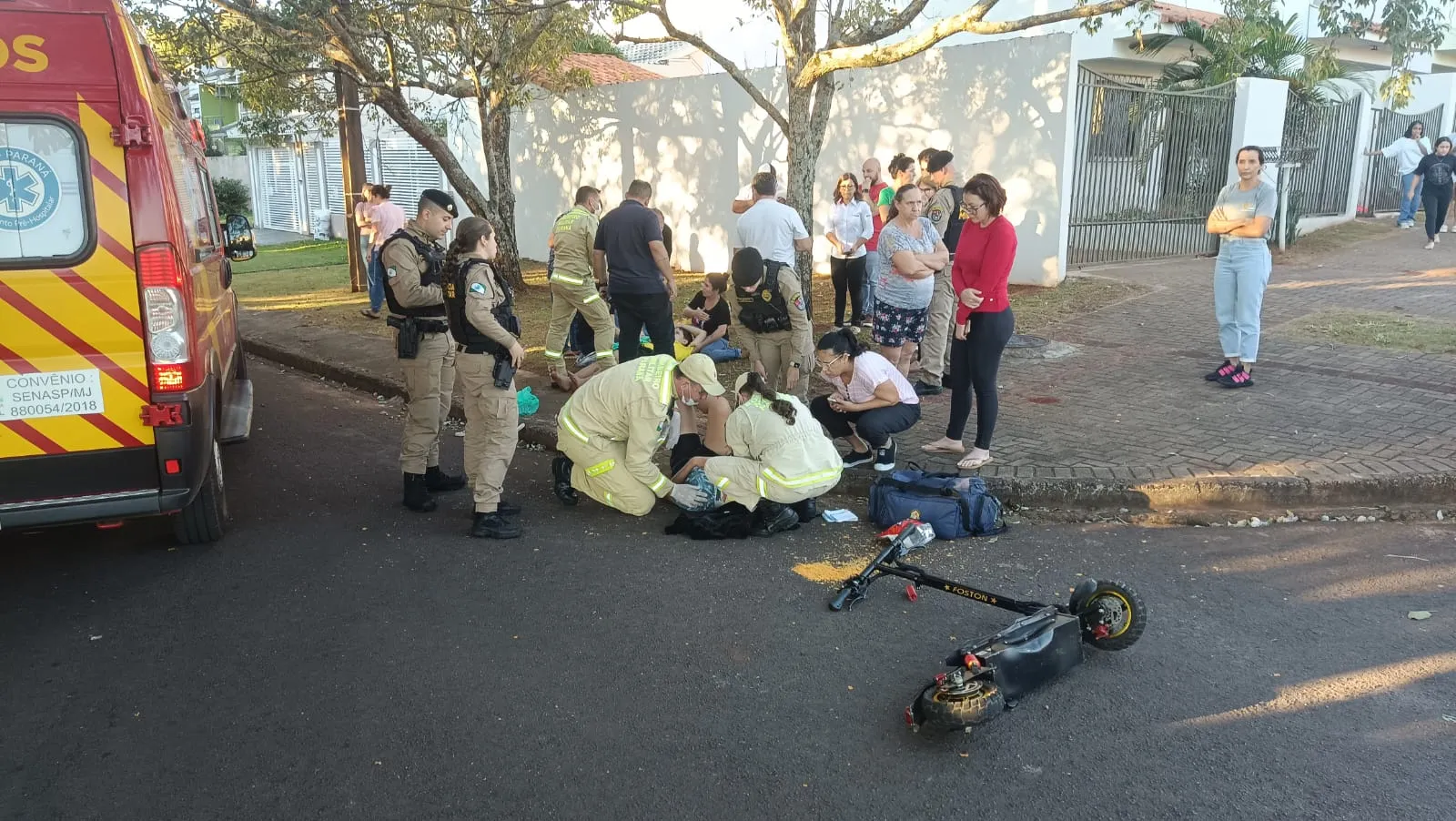 Adolescentes ficam feridos em acidente com patinete e carro em Cascavel