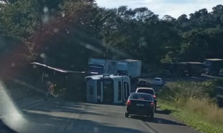 Caminhão tomba e interdita pista da BR-277 em Guaraniaçu
