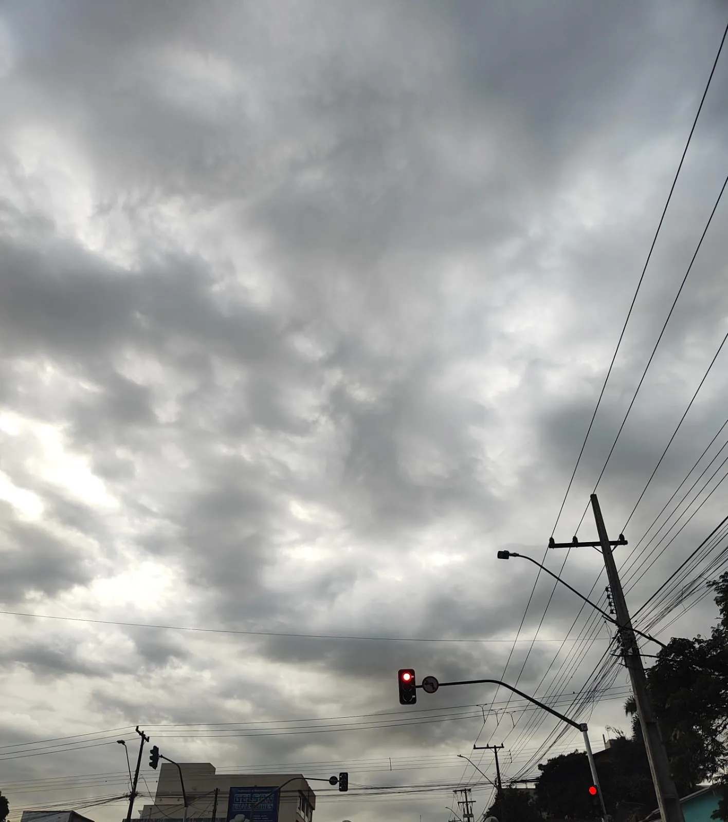Terça-feira começa com céu carregado e previsão de chuva em Cascavel