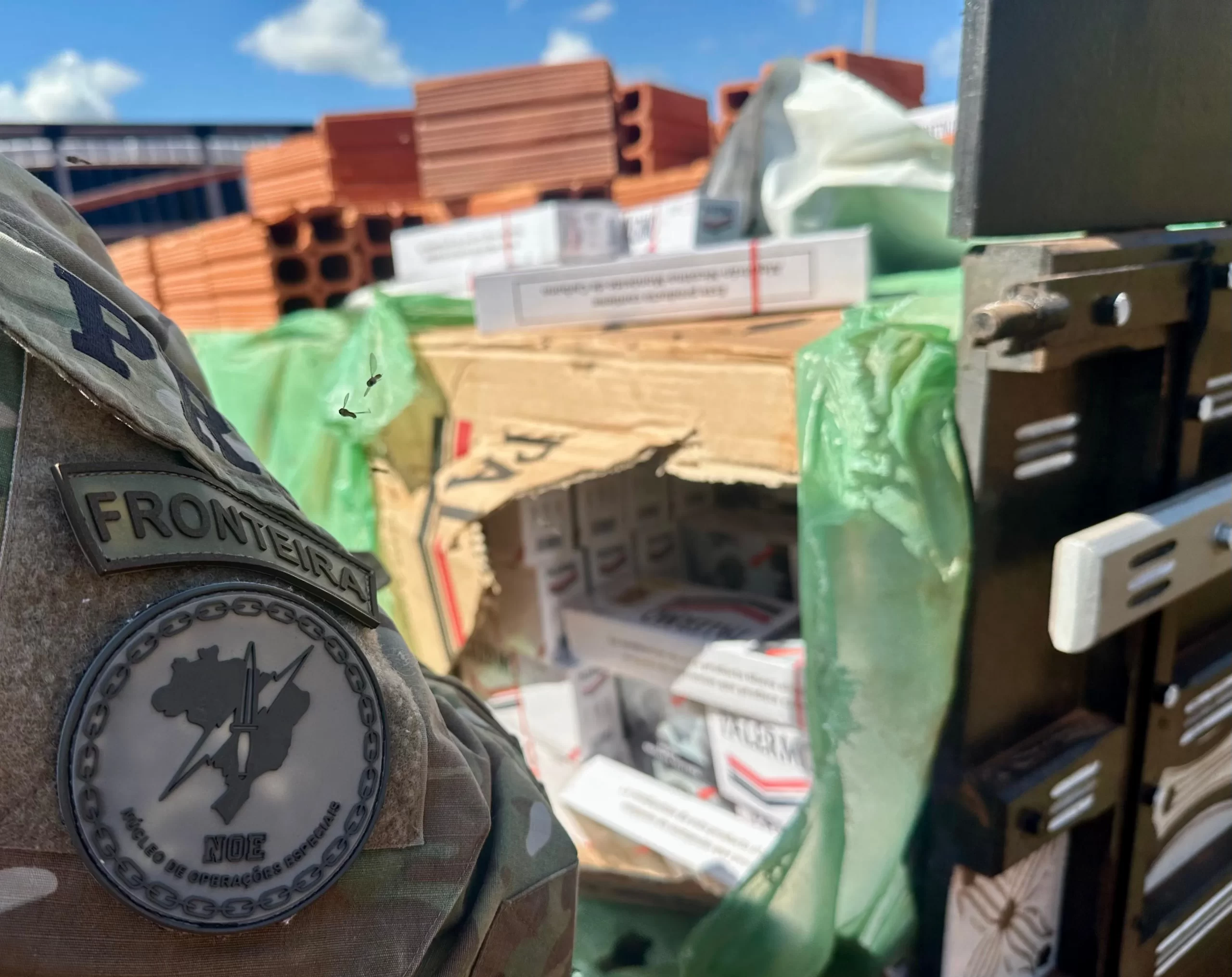 Carregamento de tijolos escondia 50 mil maços de cigarros contrabandeados