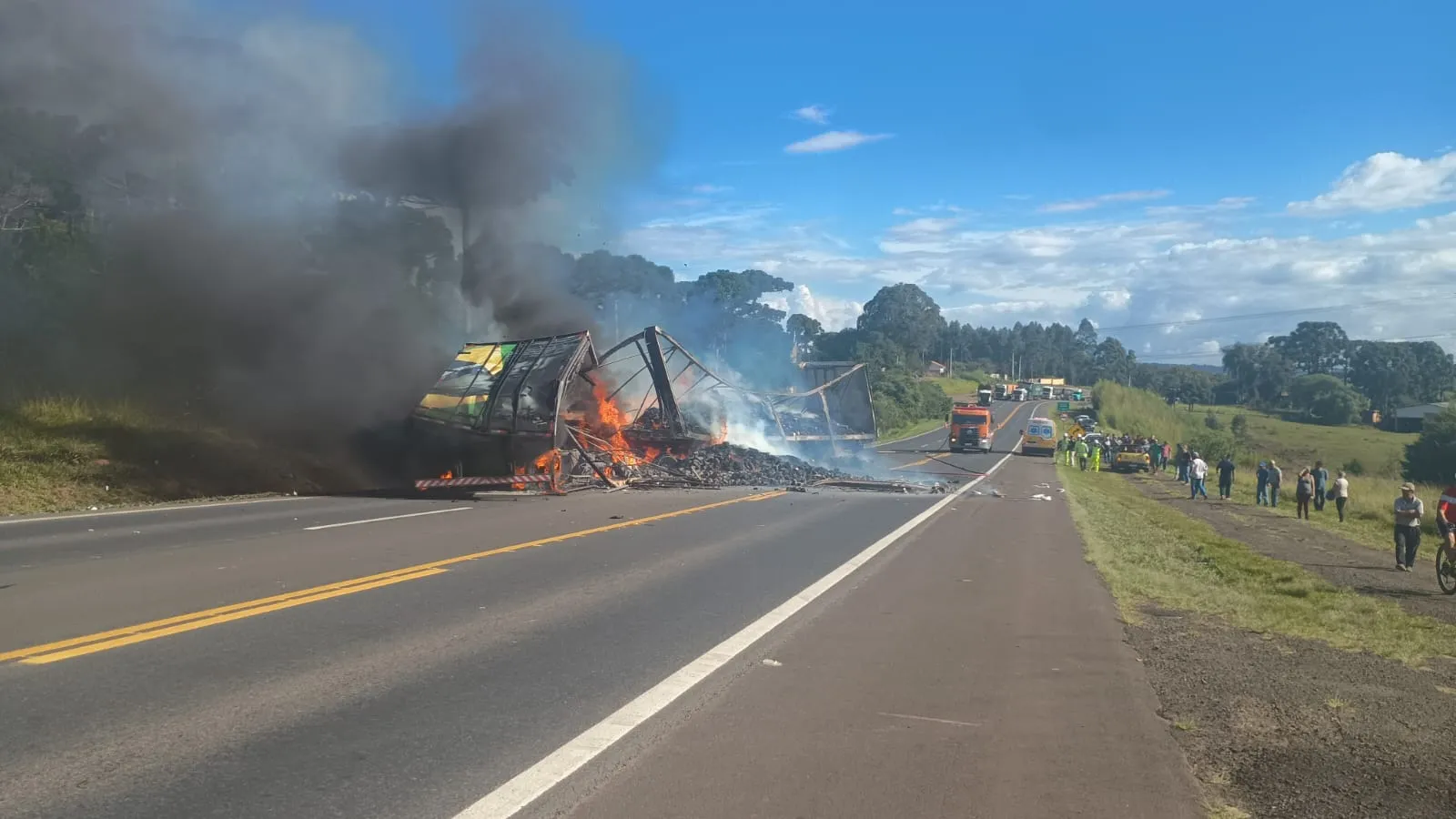 Tio e sobrinho morrem em batida entre caminhões na BR-373, em Imbituva