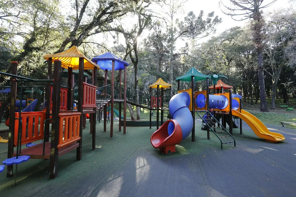 Prefeitura trabalha em revitalização de praças e espaços de lazer em bairros de Cascavel