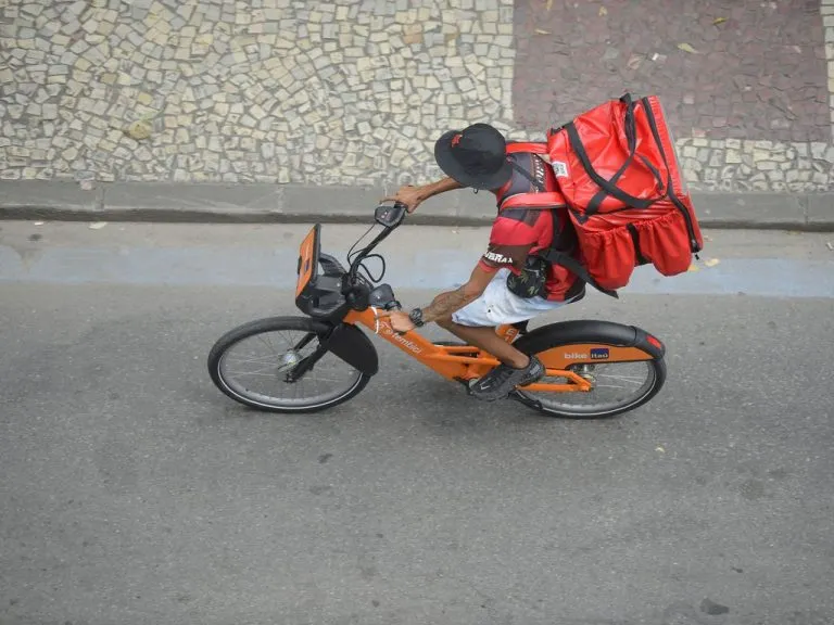 Comissão debate condições de saúde do trabalhador em plataformas de entrega de alimentos