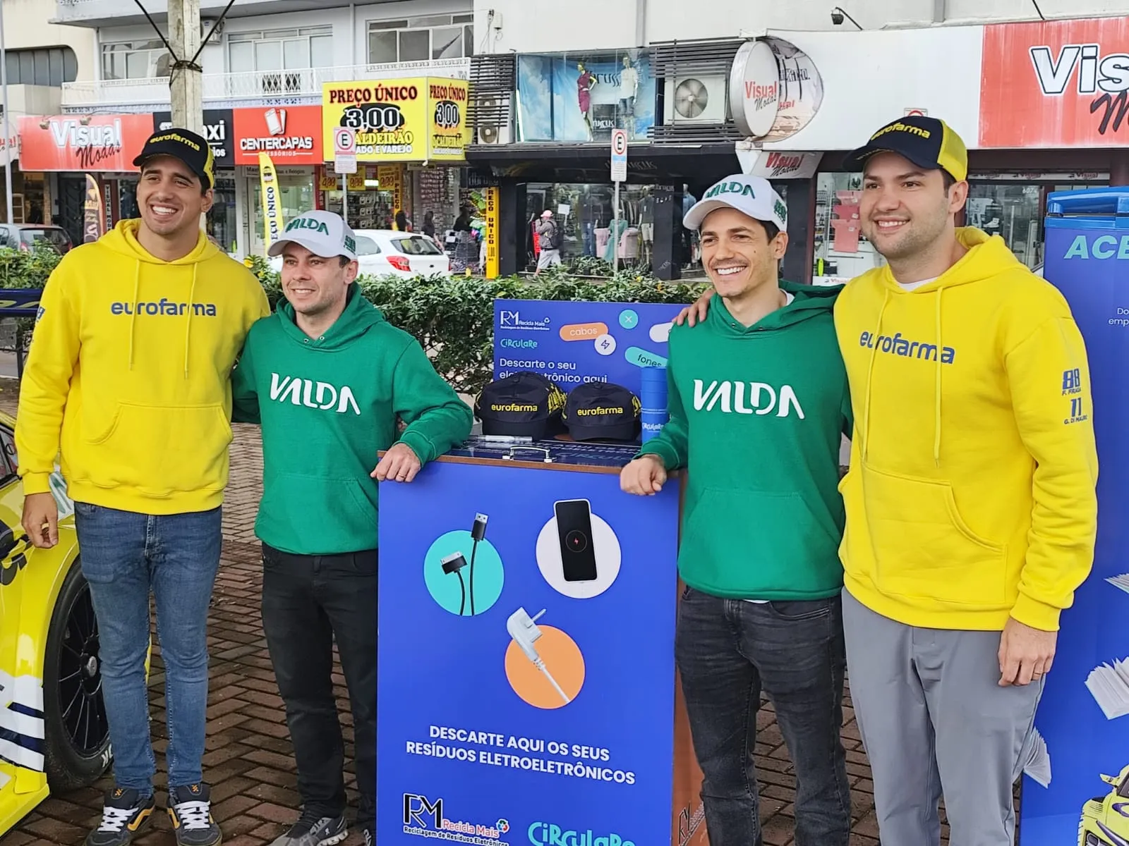 Pilotos da Eurofarma fazem ação no centro de Cascavel