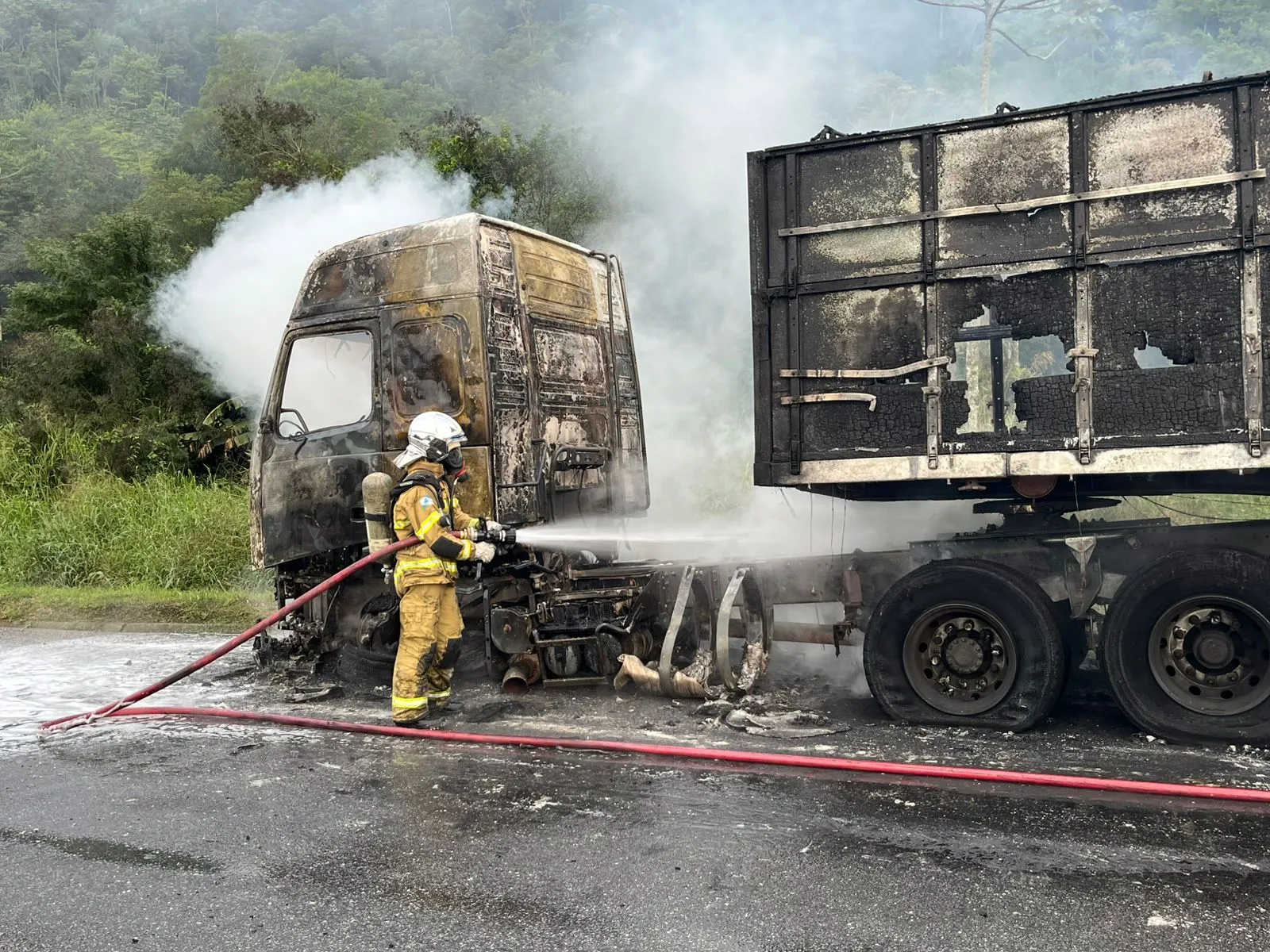 Incêndio em caminhão mobiliza PRF, Corpo de Bombeiros e concessionária na BR-277,