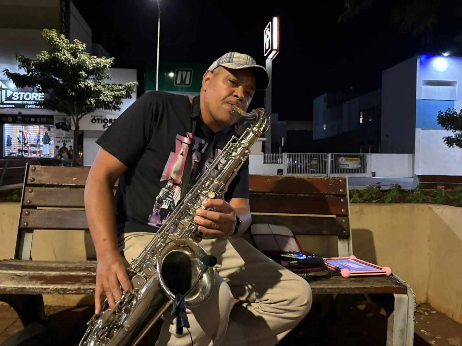 Saxofonista solitário encanta pedestres na Avenida Brasil e revela história de superação