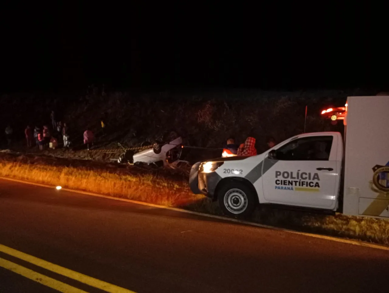 Capotamento na PR-473 deixa um morto e um ferido 