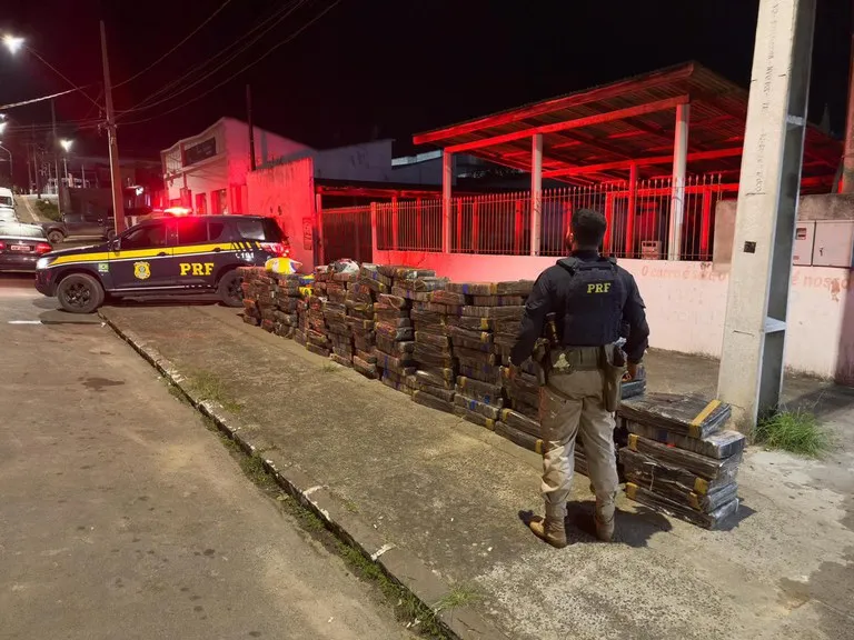 PRF apreende quase duas toneladas de maconha escondidas em carga de papel no Paraná