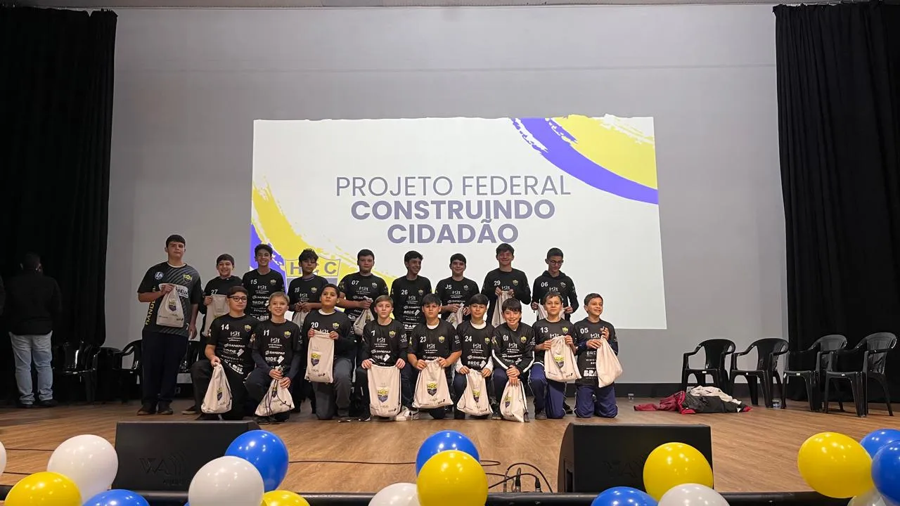 HCC Corbélia celebra 24 anos de transformação pelo esporte com entrega de kits a atletas da categoria de base