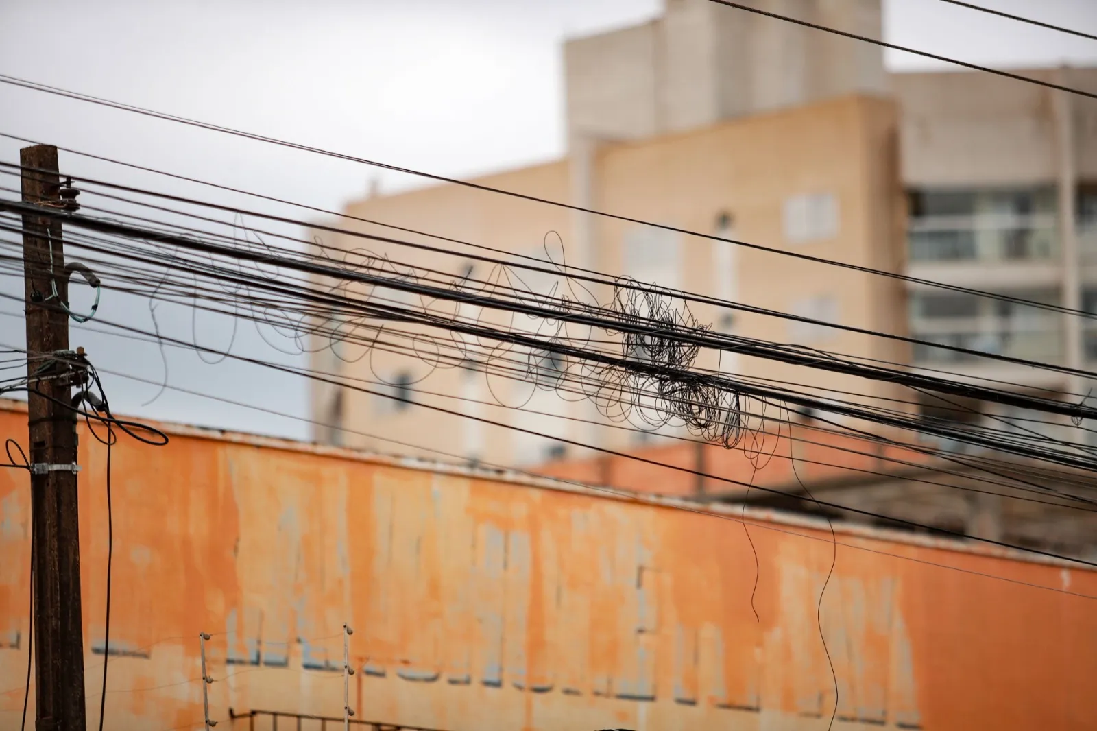 Audiência vai discutir a retirada de fios em desuso nos postes das vias públicas de Cascavel