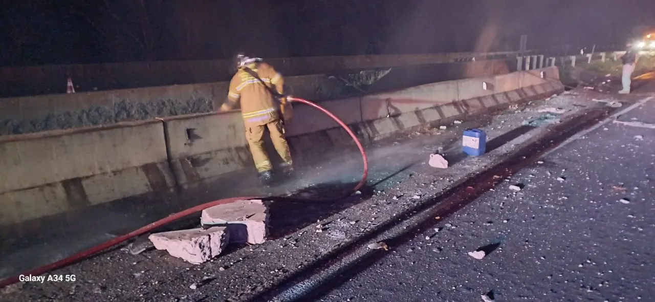 Carreta carregada com gasolina sai da pista e pega fogo na BR-369; motorista morre no local