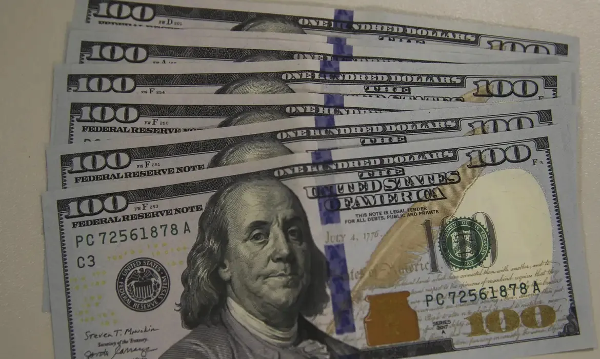 Dólar cai para R$ 5,57 e fecha no menor valor em 8 meses