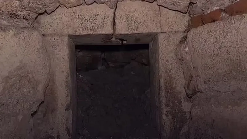 Câmara secreta é descoberta sob castelo após mais de 300 anos selada