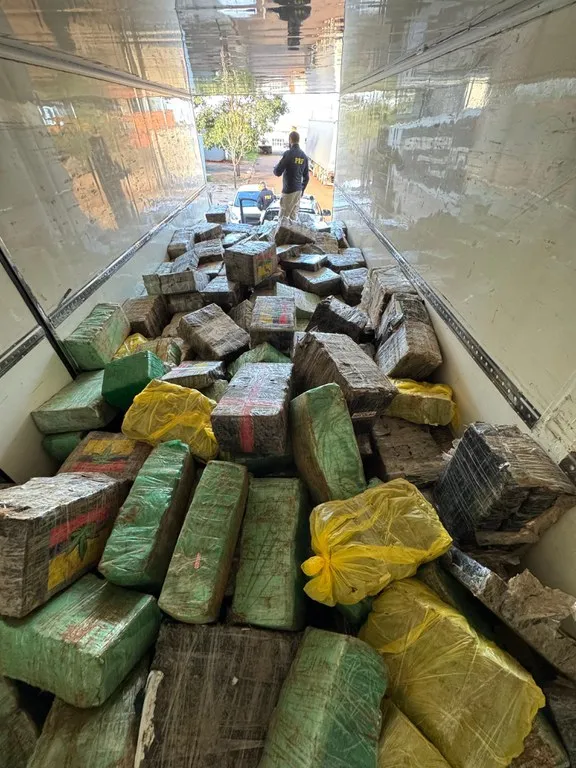 PRF apreende quase 8 toneladas de maconha e faz a maior apreensão do ano no Paraná