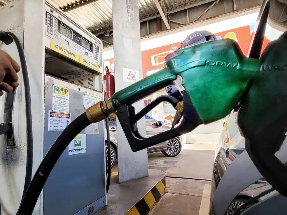 Preço da gasolina cai nas distribuidoras, mas será que impacta no bolso?