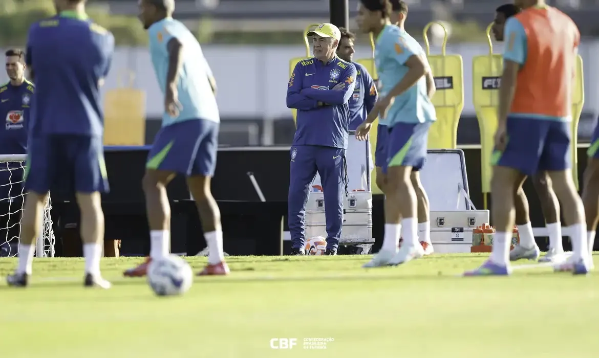 Carlo Ancelotti comanda o primeiro treino da seleção brasileira
