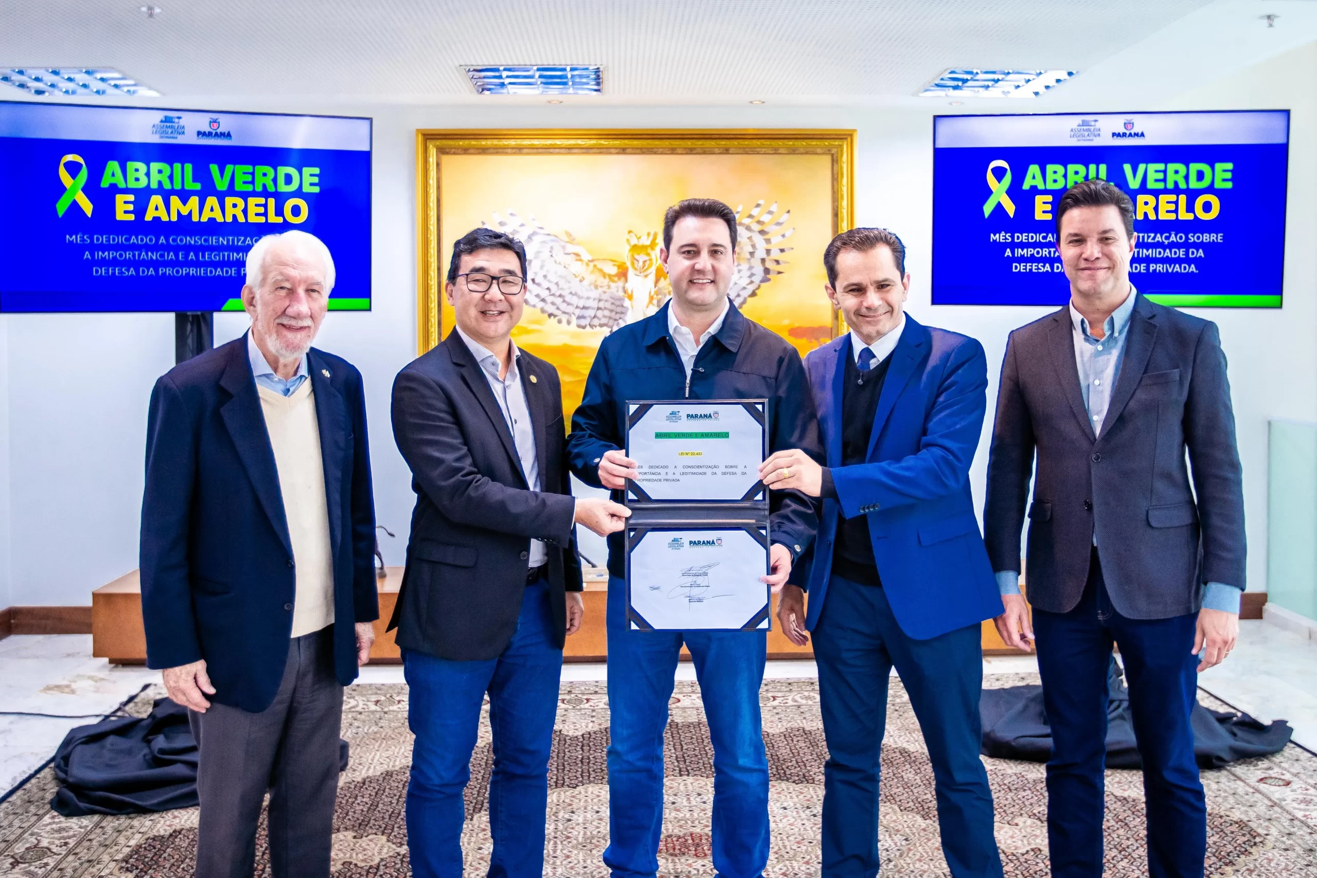 Ratinho Junior sanciona Abril Verde e Amarelo contra invasões de terra no Paraná