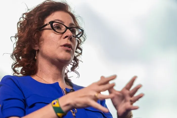 “Sou intocável na Itália”, diz Zambelli após deixar o Brasil