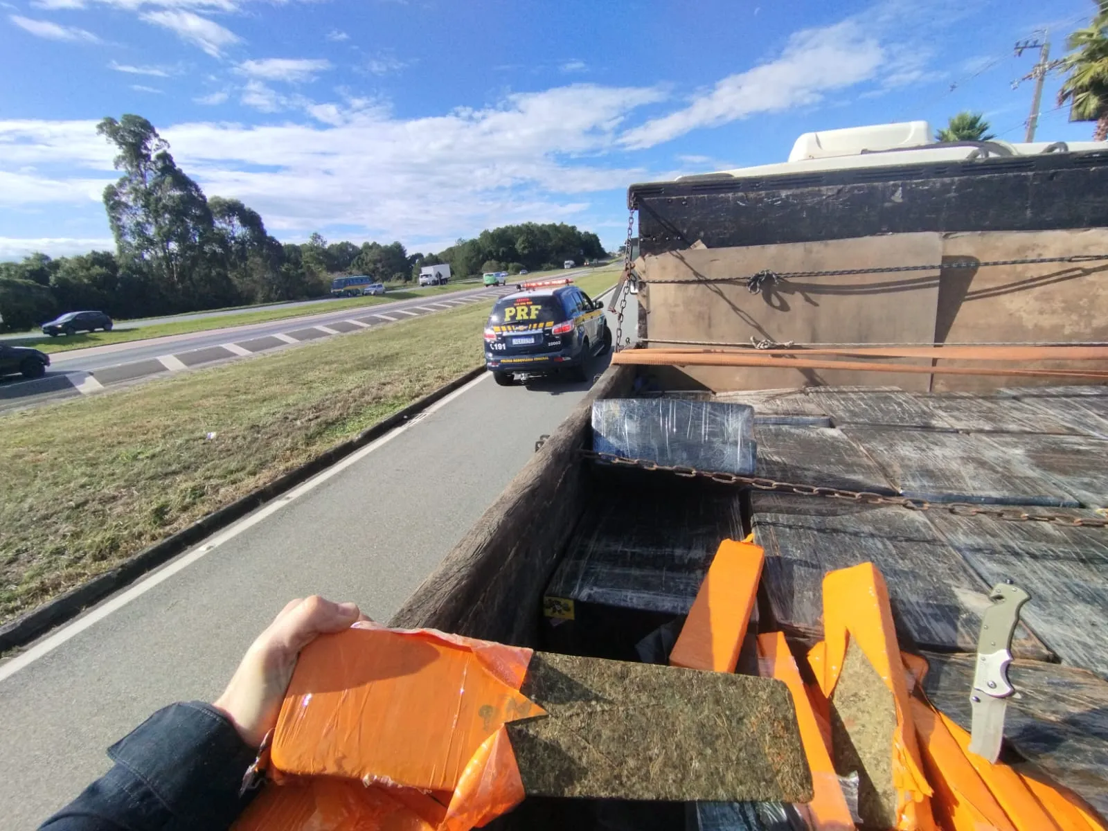 PRF apreende mais de uma tonelada de maconha na BR 277