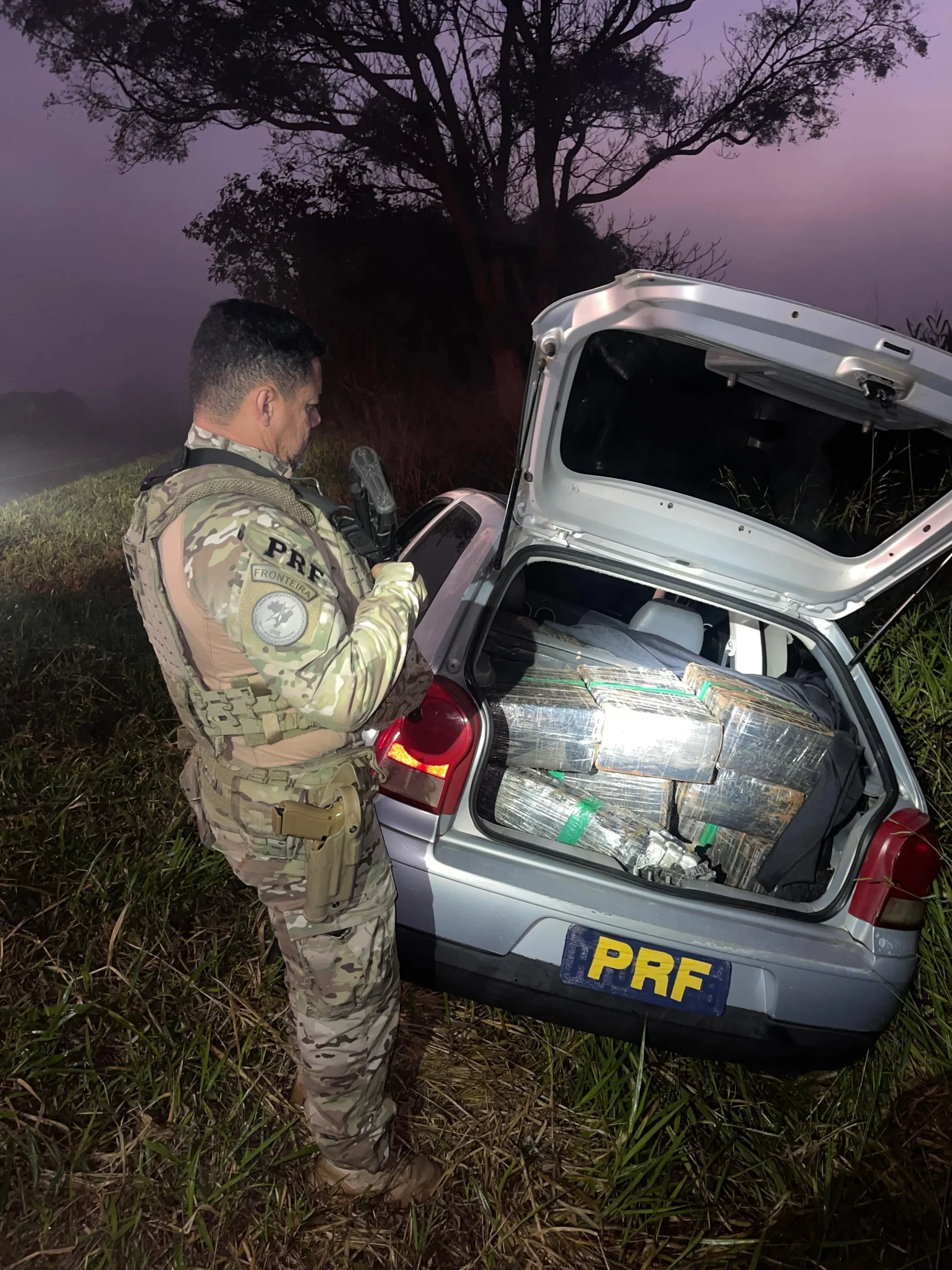 Após tentativa de fuga, PRF apreende quase 400 kg de maconha em Cascavel