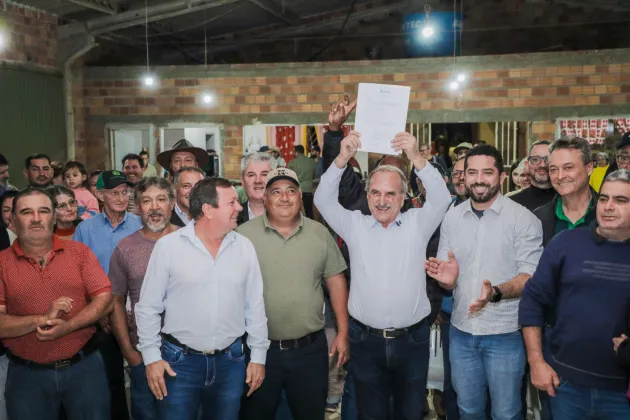 Prefeito Renato Silva assina ordem de serviço para pavimentação de Estrada São Roque